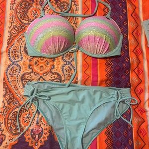 Victoria Secret 36D medium bottoms like new top